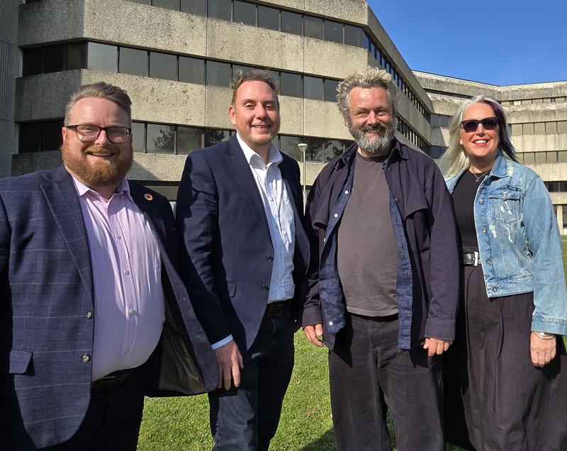 Abertawe yw cartref newydd y cwmni Welsh National Theatre.